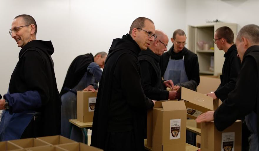 Moines préparant les cartons de bière de l’abbaye