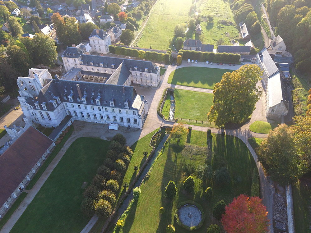 abbaye-saint-wandrille-pelerin-visiteur-moine
