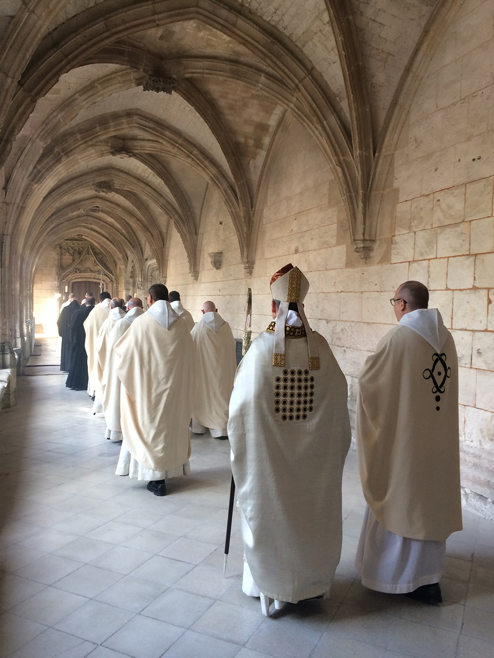 abbaye-saint-wandrille-pelerin-visiteur-moine