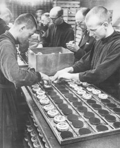 abbaye-saint-wandrille-histoire-des-activites-encaustique-microfilm-fermeture-des-boites